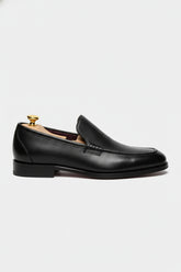 Black slip-on leather tuxedo shoes with elegant design for formal occasions.